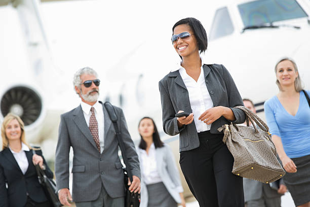 poderoso grupo de executivos e desembarque empresa privada de embarque - people traveling travel leaving disembarking - fotografias e filmes do acervo