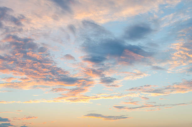 Colorido de nuvens no pôr do sol - foto de acervo