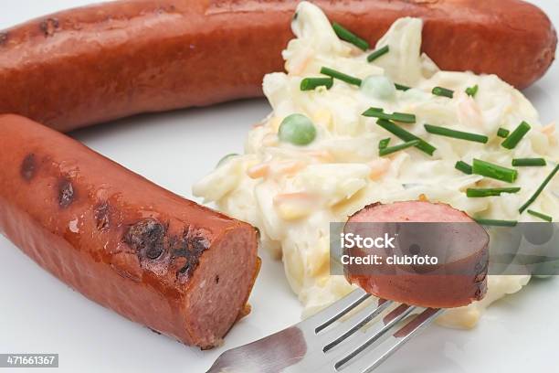 Tedesco Bratwurst Salsiccia Con Insalata Di Cavoli - Fotografie stock e altre immagini di Contorno - Cibo - Contorno - Cibo, Crauti, Ambientazione interna