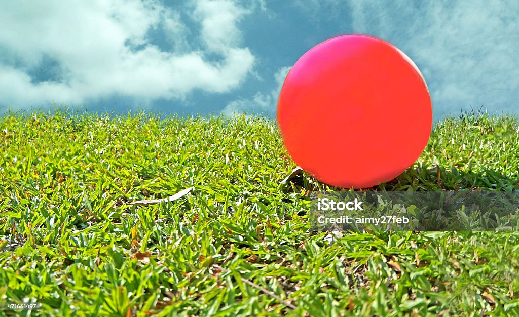 Rosso sfera in vetro verde - Foto stock royalty-free di Ambientazione esterna