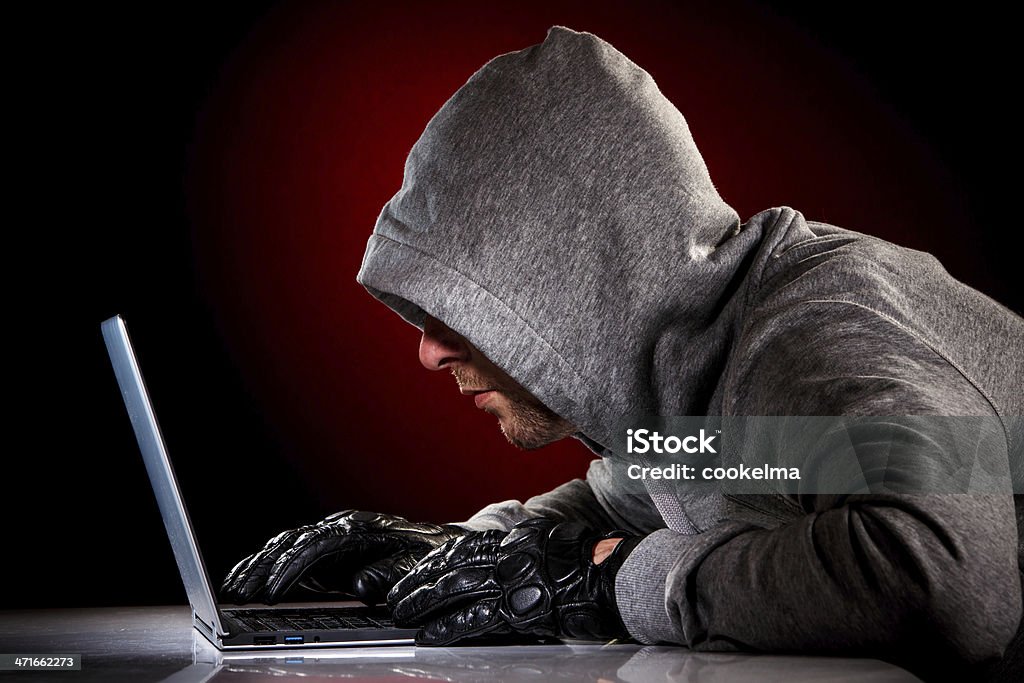 Hacker com laptop - Foto de stock de Mesa - Mobília royalty-free