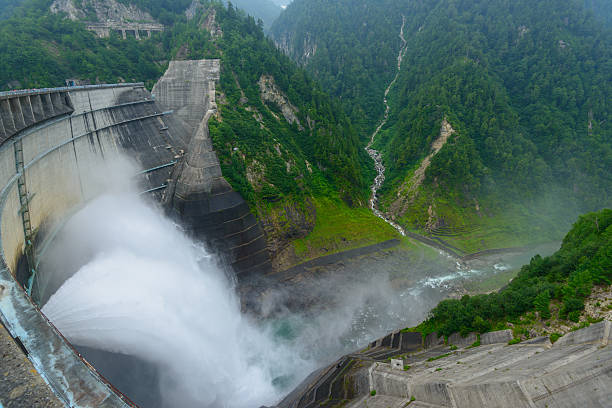 kurobe dam in toyama, japan - hida bergketen stockfoto's en -beelden