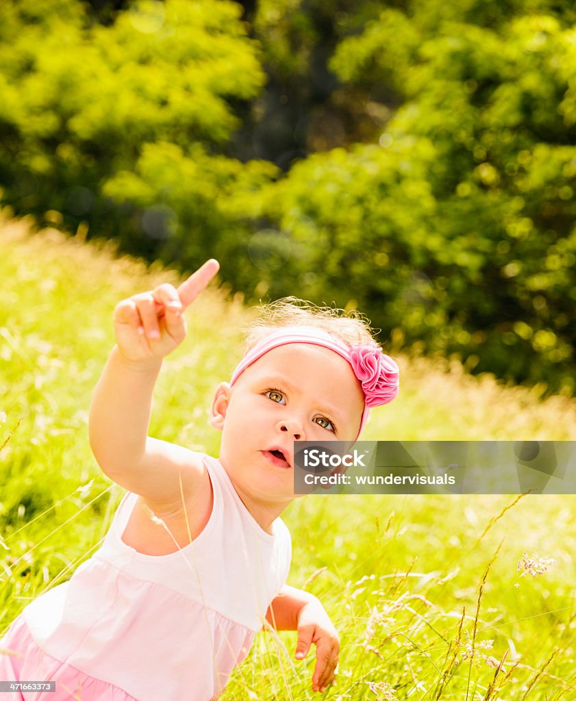 Little Baby girl señalando a un espacio de copia - Foto de stock de 12-17 meses libre de derechos