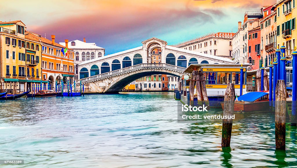 Ponte de Rialto, Veneza - Foto de stock de Barco de passageiros royalty-free