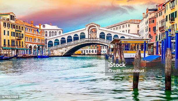 Foto de Ponte De Rialto Veneza e mais fotos de stock de Barco de passageiros - Barco de passageiros, Canal, Casa