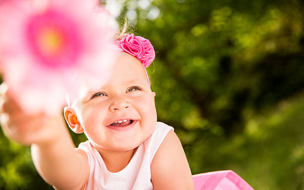 웃는 여자 아기 가리키기 아이리스입니다 at 카메라 - gerbera daisy single flower flower spring 뉴스 사진 이미지