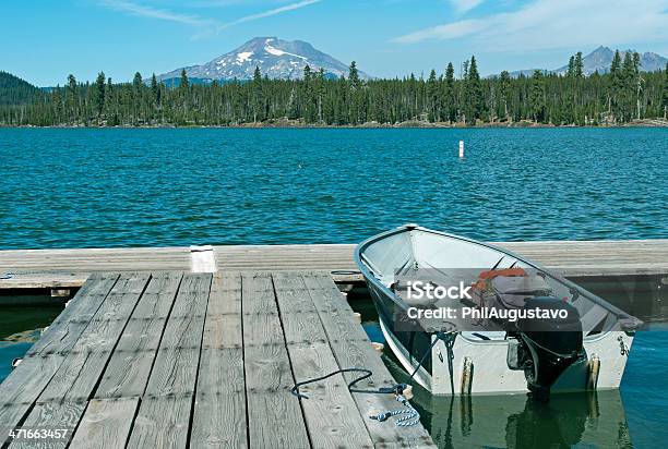 Barco A Motor Presa Para Acoplar Na Lava Lake No Centro De Oregon - Fotografias de stock e mais imagens de Amarrado