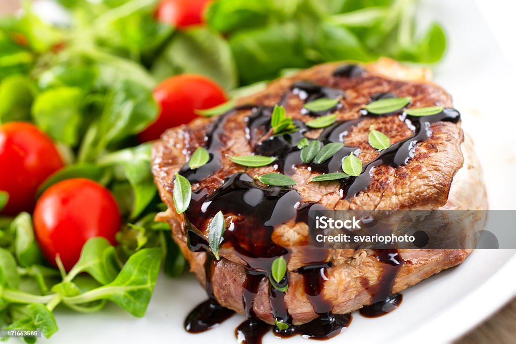 Filet de bœuf avec salade composée. - Photo de Aliment libre de droits