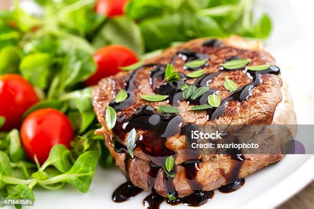 Photo libre de droit de Filet De Bœuf Avec Salade Composée banque d'images et plus d'images libres de droit de Aliment - Aliment, Aliment frit, Aliment préparé en filet