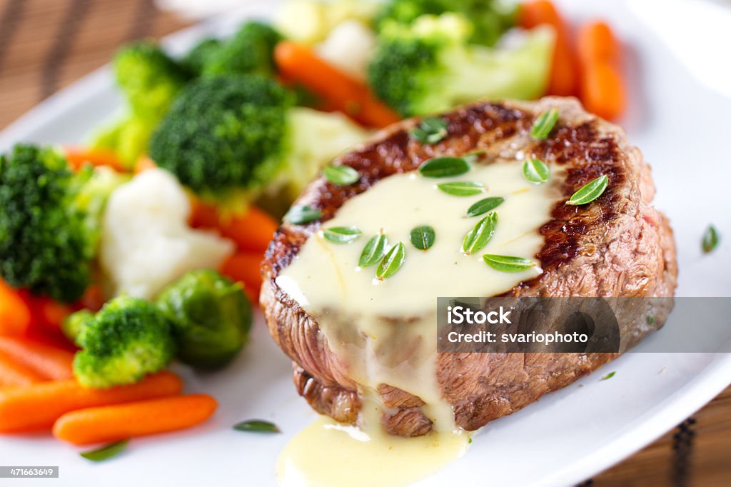 Filetto di manzo con salsa Bernese. - Foto stock royalty-free di Alla griglia