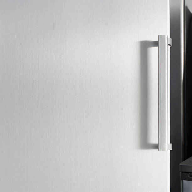 silver kühlschrank tür mit griff oben, mit freier platz für text - refrigerator domestic kitchen magnet door stock-fotos und bilder