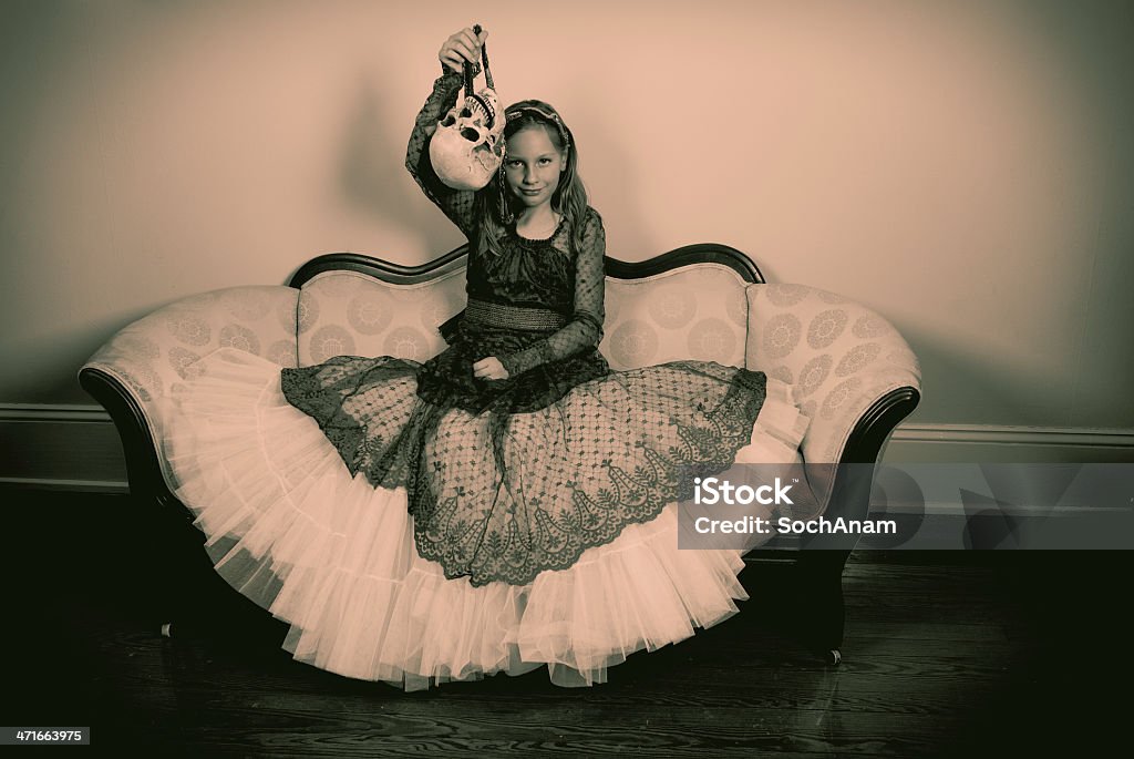 Vintage Macabre-Schädel und kleine Mädchen - Lizenzfrei Abendkleid Stock-Foto