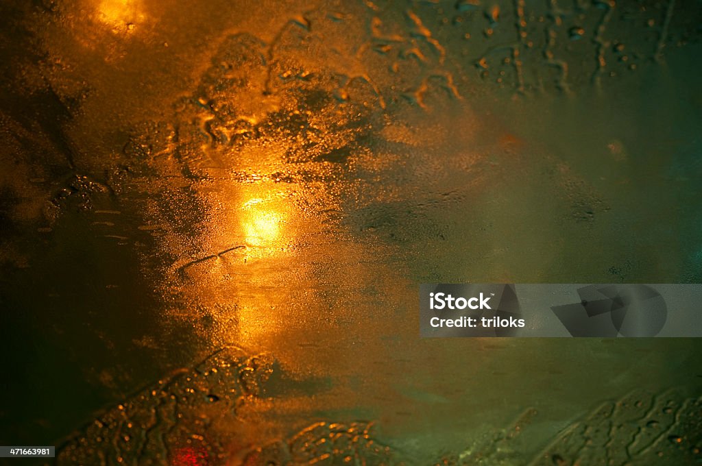 Autunno pioggia di gocce d'acqua sulla superficie di vetro e luci sfocate - Foto stock royalty-free di Multicolore