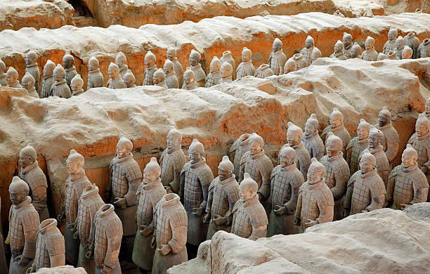 esercito di terracotta - terracotta soldiers chinese ethnicity warrior xian foto e immagini stock