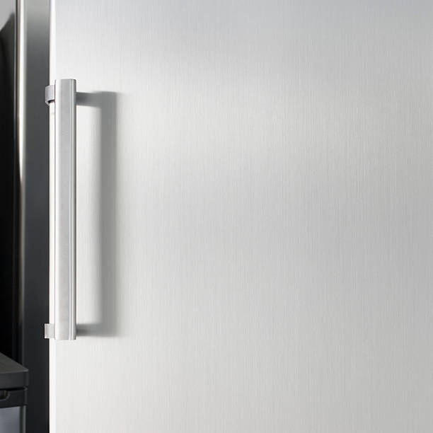 silver kühlschrank tür mit griff oben, mit freier platz für text - refrigerator domestic kitchen magnet door stock-fotos und bilder