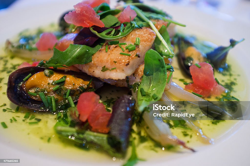 Elaborado plato de pescado, con una salsa mejillón en el restaurante - Foto de stock de Alimento libre de derechos