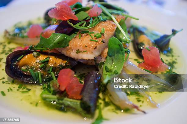 Elaborado Plato De Pescado Con Una Salsa Mejillón En El Restaurante Foto de stock y más banco de imágenes de Alimento