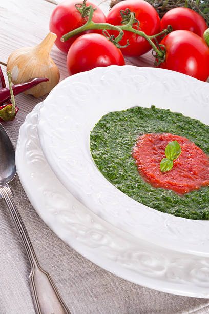 szpinak pomidor-zupa krem - tomato sauce tomato spinach soup zdjęcia i obrazy z banku zdjęć