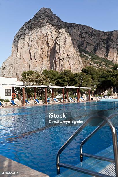 Piscina De Natação - Fotografias de stock e mais imagens de Ao Ar Livre - Ao Ar Livre, Ao Lado da Piscina, Apanhar Sol