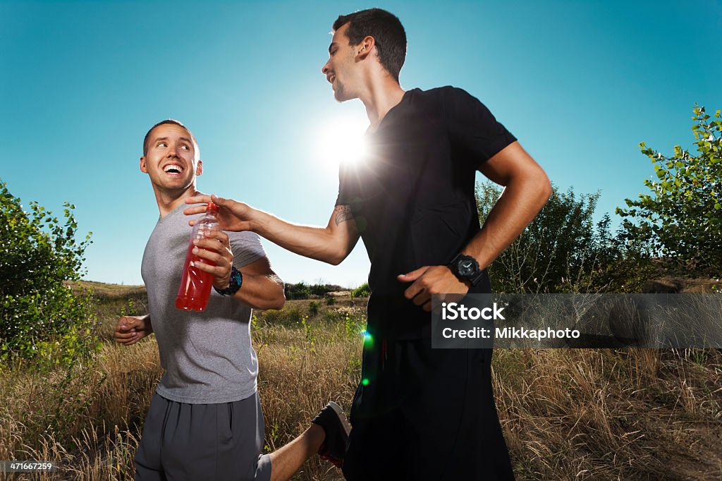 Dois jovem correr na natureza - Foto de stock de Energético royalty-free