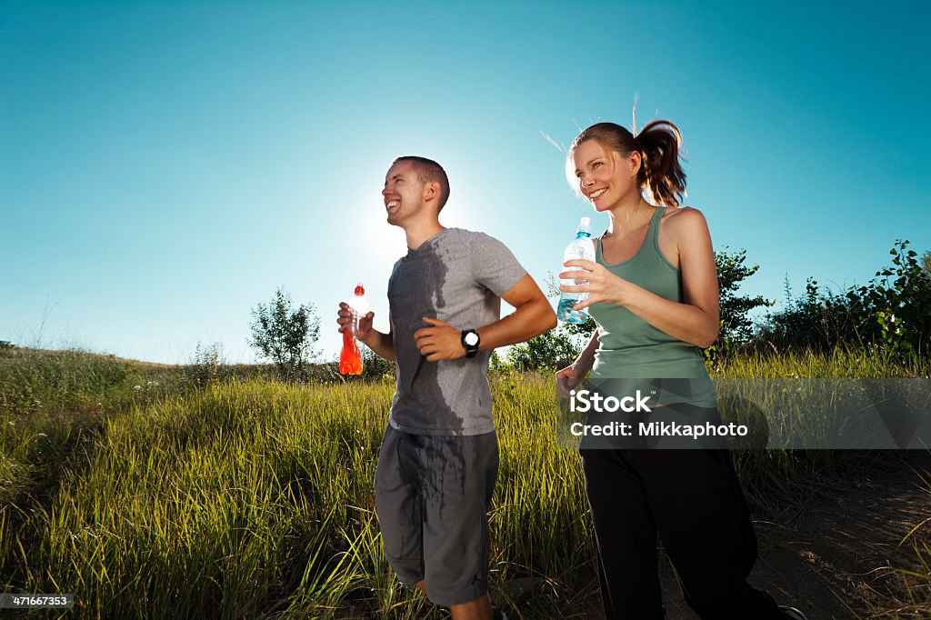 Młoda para jogging w naturze - Zbiór zdjęć royalty-free (Aktywny tryb życia)