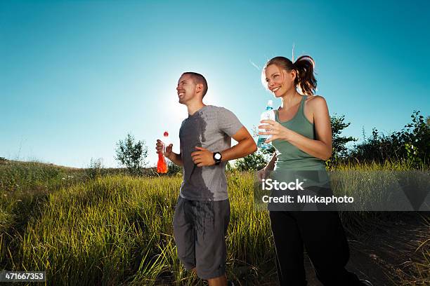 Jovem Casal Jogging Na Natureza - Fotografias de stock e mais imagens de Adulto - Adulto, Ao Ar Livre, Atividade