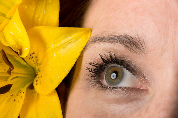 kobieta's eye odwracać oczy przez pomarańczowy lilia. - lily lily family temperate flower asiatic lily zdjęcia i obrazy z banku zdjęć