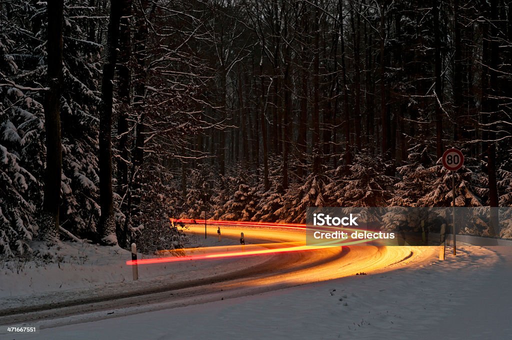 Verkehr in einem verschneiten curve - Lizenzfrei Auto Stock-Foto