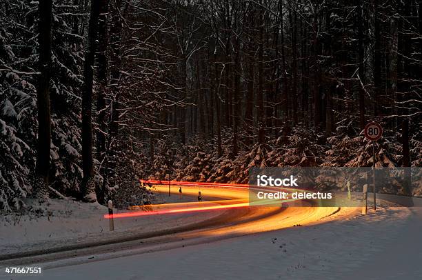 Verkehr In Einem Verschneiten Curve Stockfoto und mehr Bilder von Auto - Auto, Schnee, Rücklicht