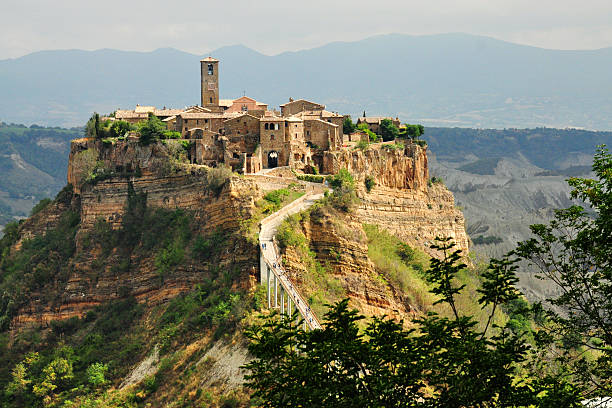 paisaje de civita di bagnoregio (italia) - civita di bagnoregio fotografías e imágenes de stock