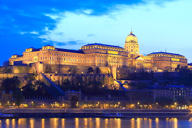 palazzo reale di budapest al crepuscolo - budapest royal palace of buda architectural styles architecture foto e immagini stock