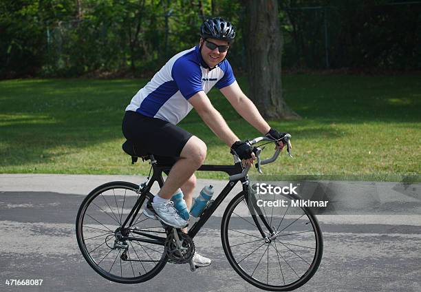 Jovem Adulto Masculino Piloto De Bicicleta No Parque Em Bicicleta De Estrada - Fotografias de stock e mais imagens de Adulto