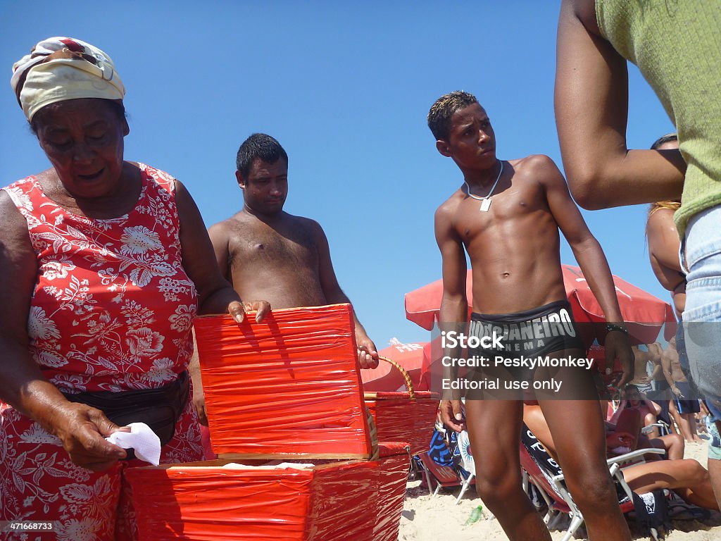 Praia brasileira vendedor com os clientes de Ipanema Rio de Janeiro - Royalty-free Ao Ar Livre Foto de stock