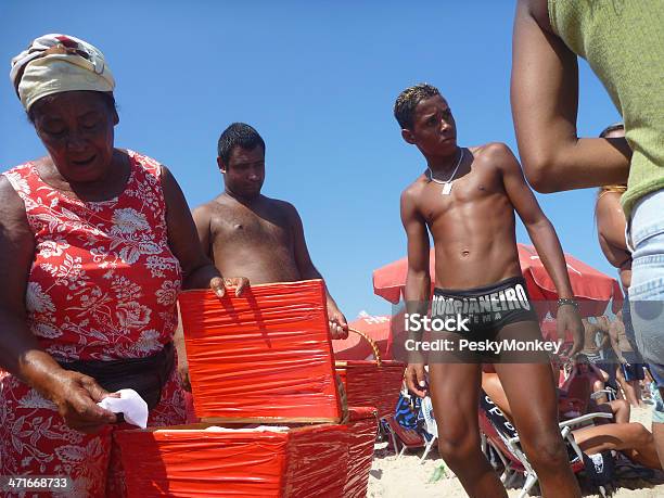 Praia Brasileira Vendedor Com Os Clientes De Ipanema Rio De Janeiro - Fotografias de stock e mais imagens de Ao Ar Livre