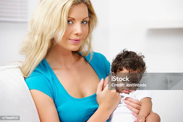 若いブロンドの女性を持つ赤ちゃん - 1歳未満のストックフォトや画像を多数ご用意 - 1歳未満, 20代, 2人