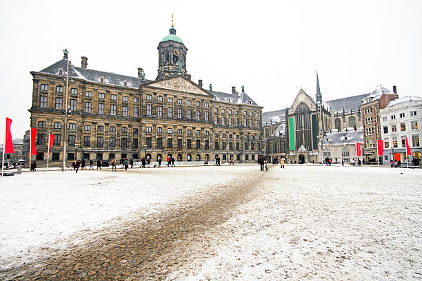 istock Snowy Damsquare in Amsterdam the Netherlands 471669389
