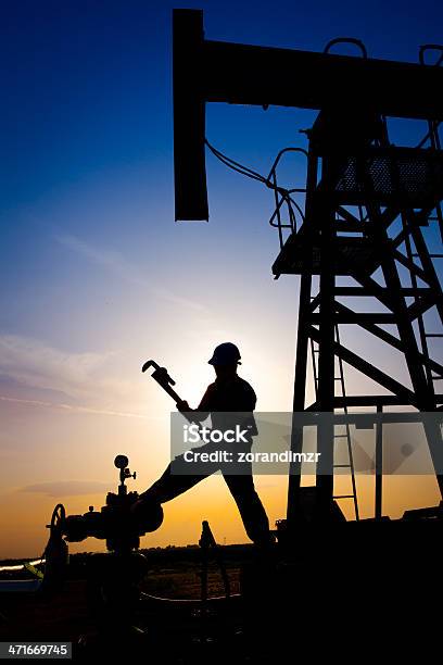 Operário Petrolífero Silhueta - Fotografias de stock e mais imagens de Operário Petrolífero - Operário Petrolífero, Abastecer, Azul
