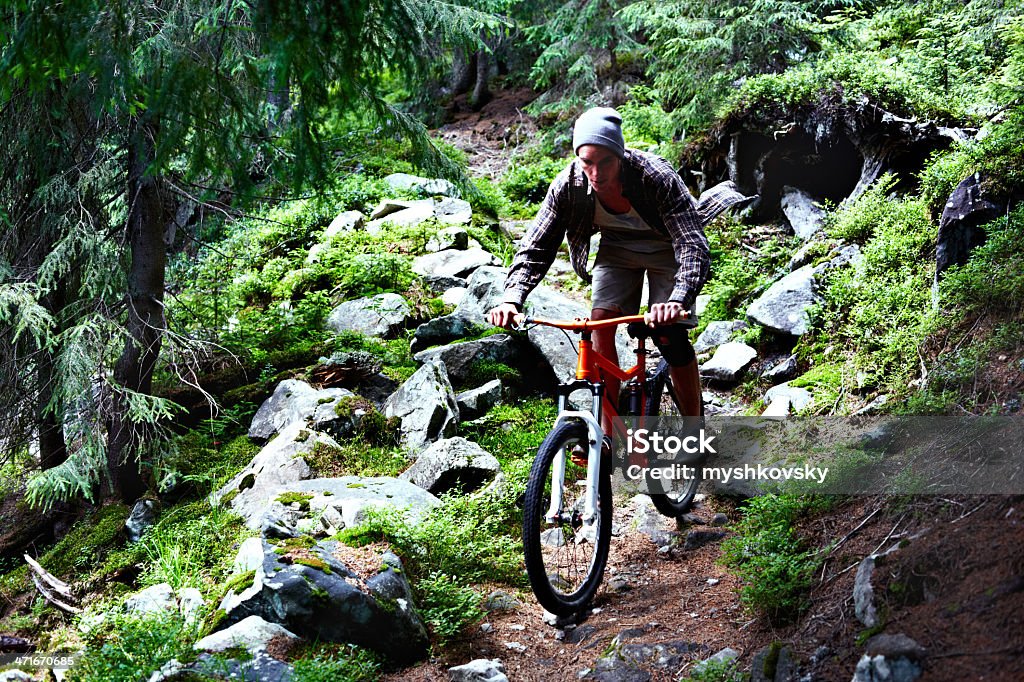 Cycliste de mountain forêt - Photo de 20-24 ans libre de droits