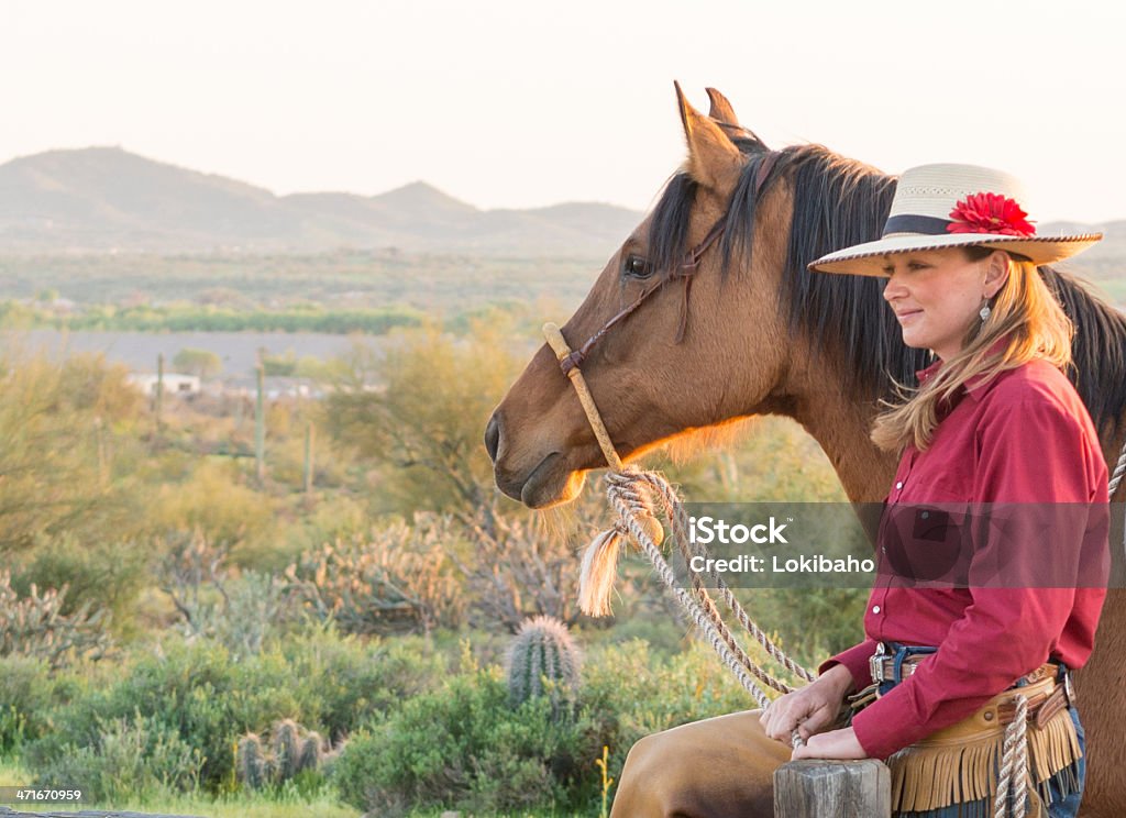 Horsewomans vista del desierto - Foto de stock de Adulto libre de derechos