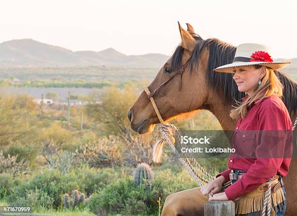 Horsewomans Vista Del Desierto Foto de stock y más banco de imágenes de Adulto - Adulto, Agarrar, Agricultura