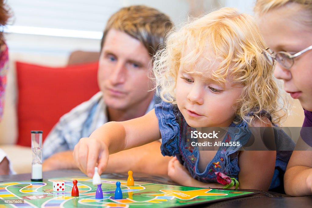 Menina contemplando seu próximo jogo movimento - Foto de stock de Família royalty-free