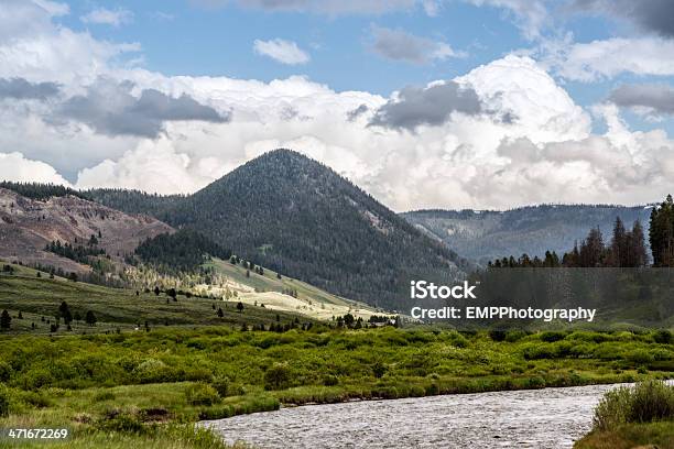 Rzeka I Mountain Range Of Park Narodowy Yellowstone - zdjęcia stockowe i więcej obrazów Bez ludzi