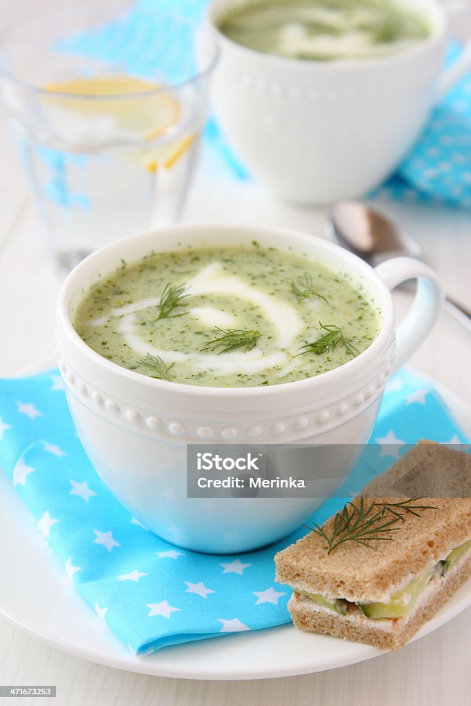 Soupe de concombre, yaourt froid au concombre et à l'aneth, de sandwiches - Photo de Aliment libre de droits