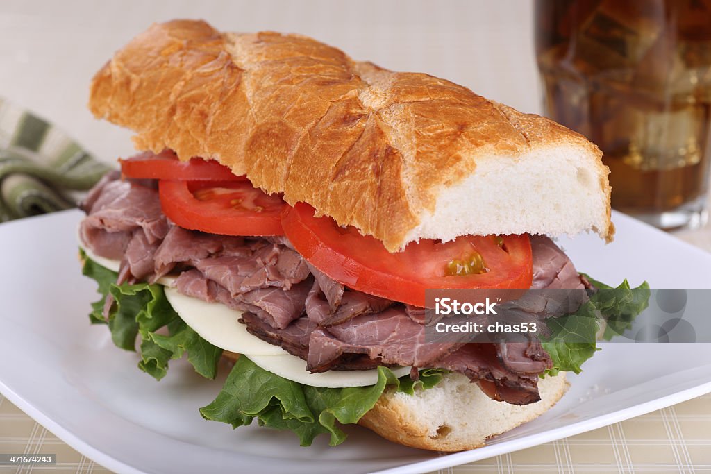 Carne de res asada en el pan francés - Foto de stock de Bocadillo de rosbif libre de derechos