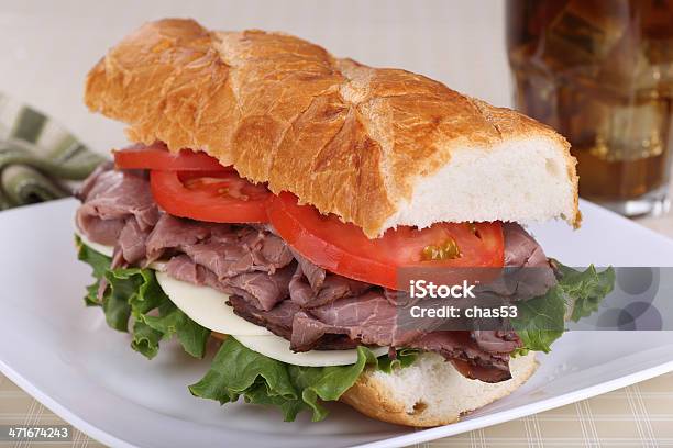 Carne De Res Asada En El Pan Francés Foto de stock y más banco de imágenes de Bocadillo de rosbif - Bocadillo de rosbif, Alimento, Asado - Alimento cocinado