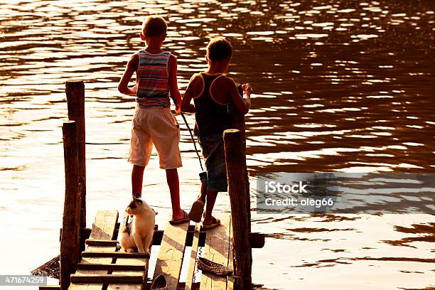 Foto de Dois Garotos Pescar e mais fotos de stock de Adolescente - Adolescente, Atividades ao Ar Livre, Criança