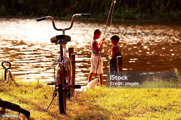 Due Ragazzi Pescare - Fotografie stock e altre immagini di Lago - Lago, Pesca - Attività all'aperto, Abbigliamento casual