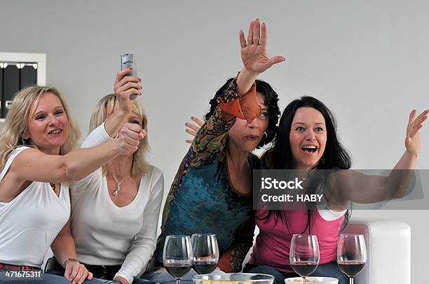 Viendo La Televisión Foto de stock y más banco de imágenes de Adulto - Adulto, Alegre, Alegría