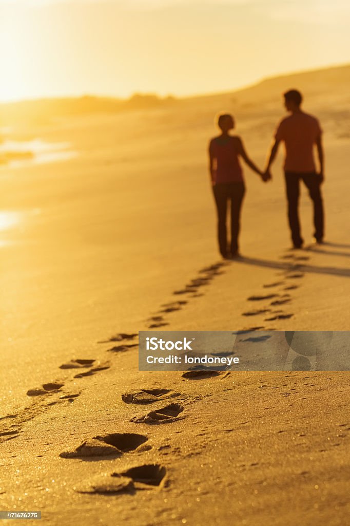 Footprints Track mit Paar zu Fuß am Strand bei Sonnenuntergang - Lizenzfrei Fußabdruck Stock-Foto