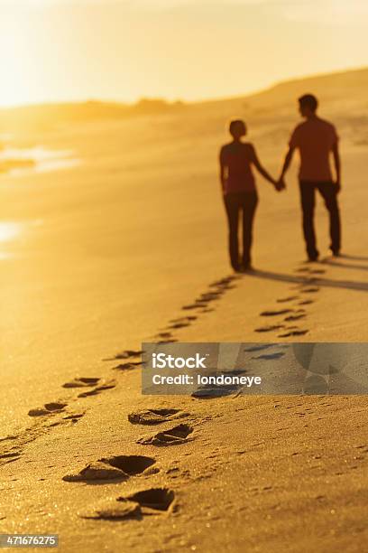 Footprints Track Mit Paar Zu Fuß Am Strand Bei Sonnenuntergang Stockfoto und mehr Bilder von Fußabdruck